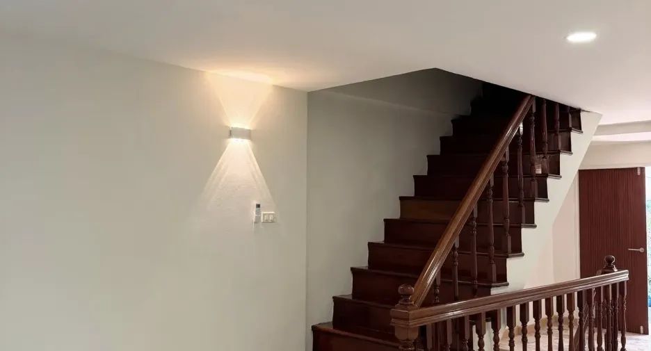 Casa adosada en alquiler y en venta de 4 habitaciones en Yan Nawa, Bangkok