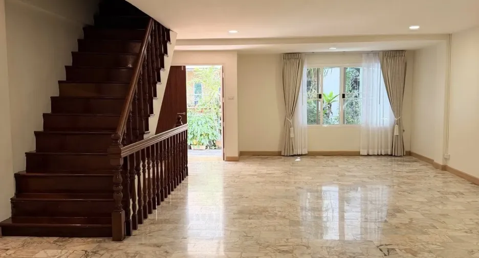 Casa adosada en alquiler y en venta de 4 habitaciones en Yan Nawa, Bangkok
