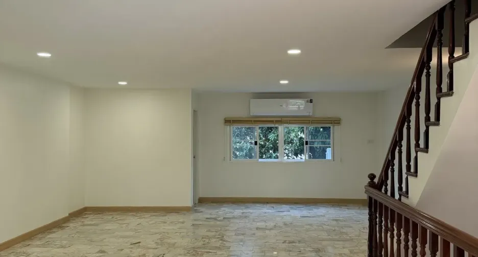 Casa adosada en alquiler y en venta de 4 habitaciones en Yan Nawa, Bangkok