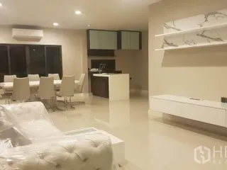 Casa en alquiler de 4 habitaciones en Bang Kapi, Bangkok
