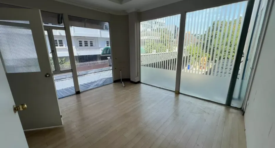 For rent retail Space in Watthana, Bangkok