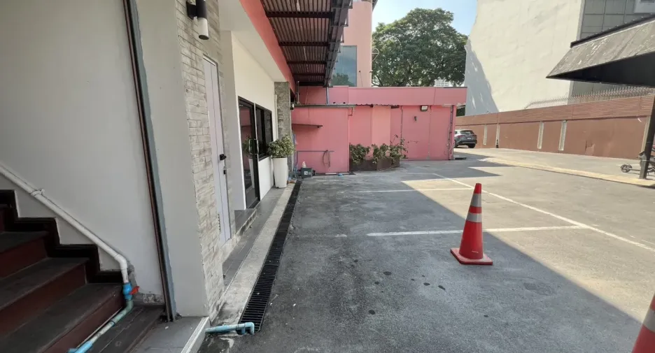 For rent retail Space in Watthana, Bangkok