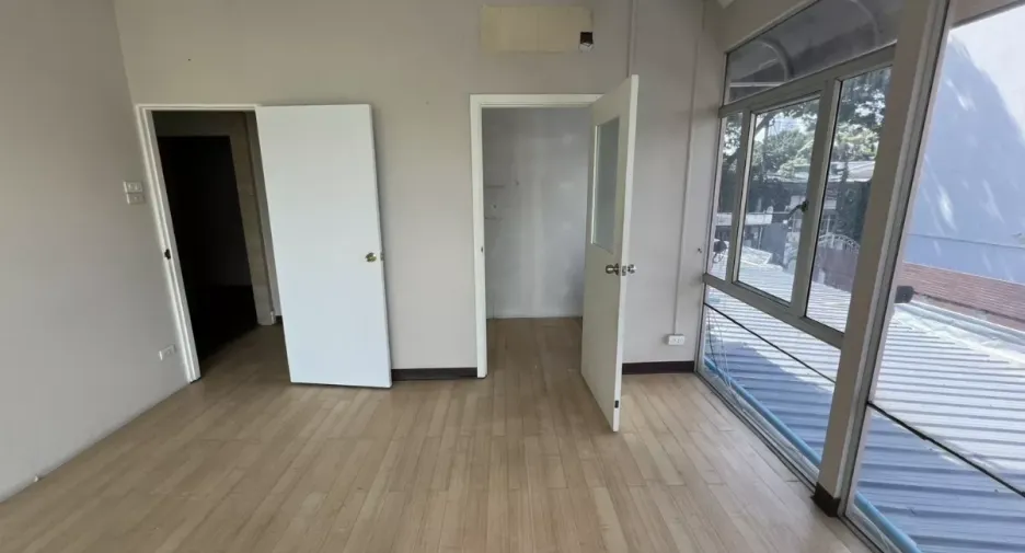 For rent retail Space in Watthana, Bangkok