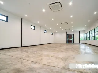 For rent 3 bedrooms retail Space in Khlong Toei, Bangkok