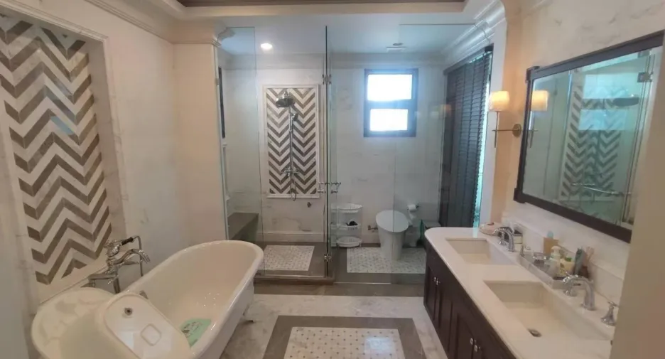 For sale 4 bedrooms house in Suan Luang, Bangkok
