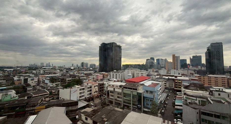 For rent 3 bedrooms condo in Khlong Toei, Bangkok