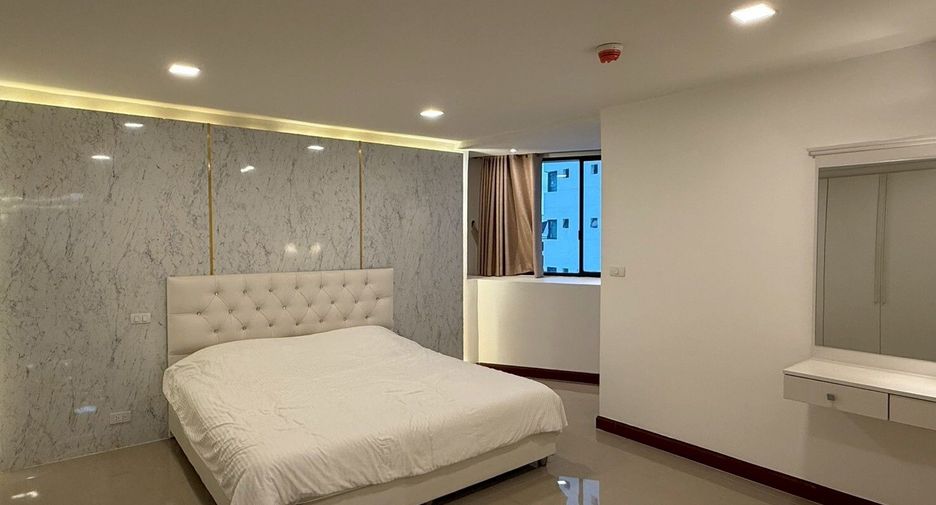 For rent 3 bedrooms condo in Khlong Toei, Bangkok