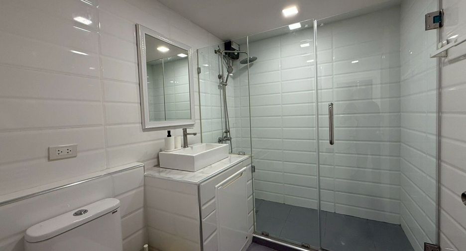 For rent 3 bedrooms condo in Khlong Toei, Bangkok