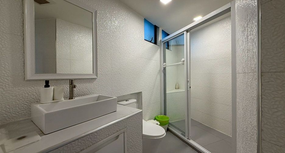 For rent 3 bedrooms condo in Khlong Toei, Bangkok
