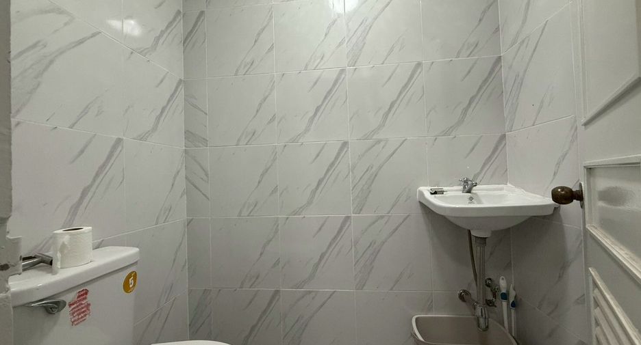 For rent 3 bedrooms condo in Khlong Toei, Bangkok