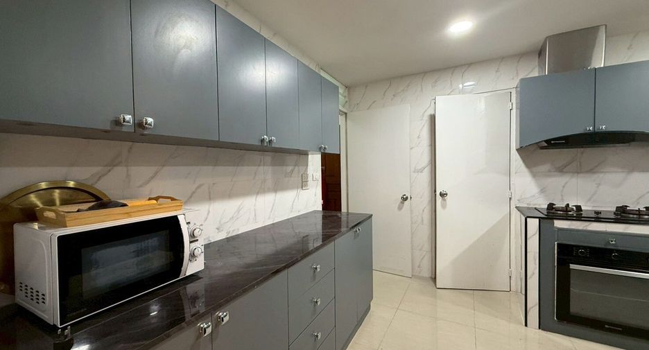 For rent 3 bedrooms condo in Khlong Toei, Bangkok