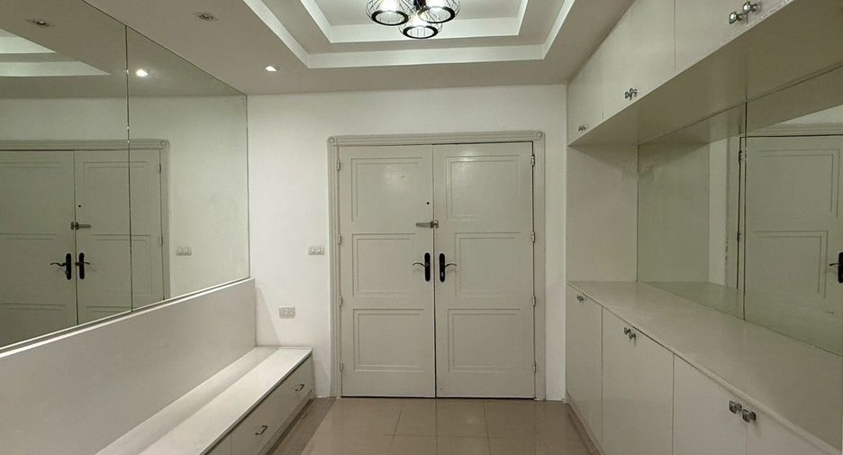 For rent 3 bedrooms condo in Khlong Toei, Bangkok