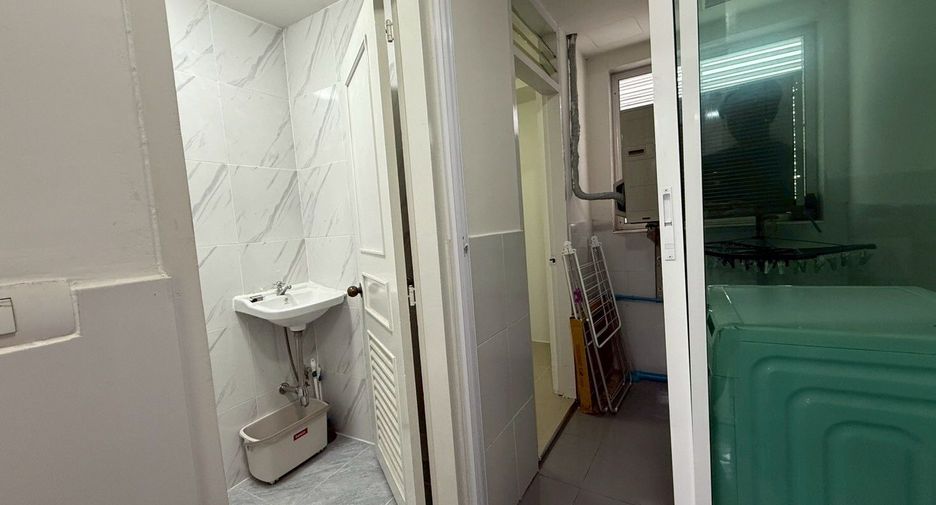 For rent 3 bedrooms condo in Khlong Toei, Bangkok
