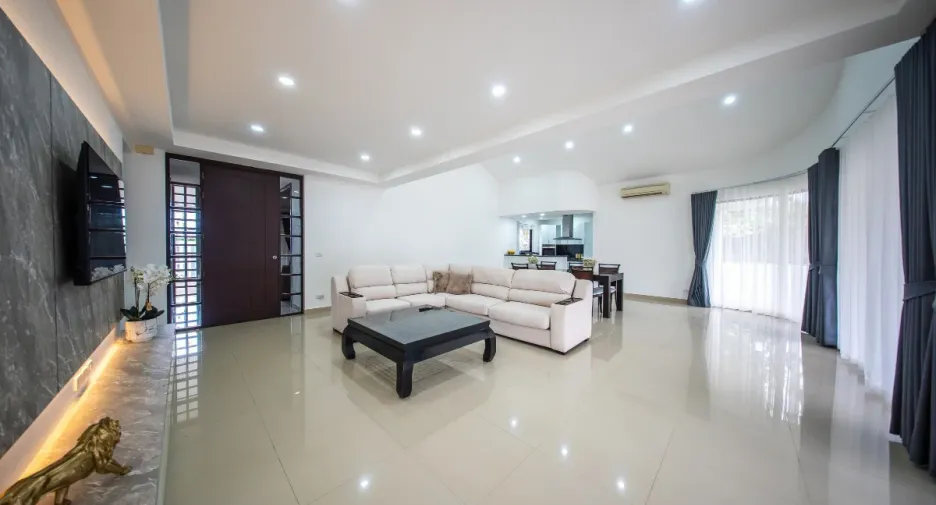 For sale 4 bedrooms house in East Pattaya, Pattaya