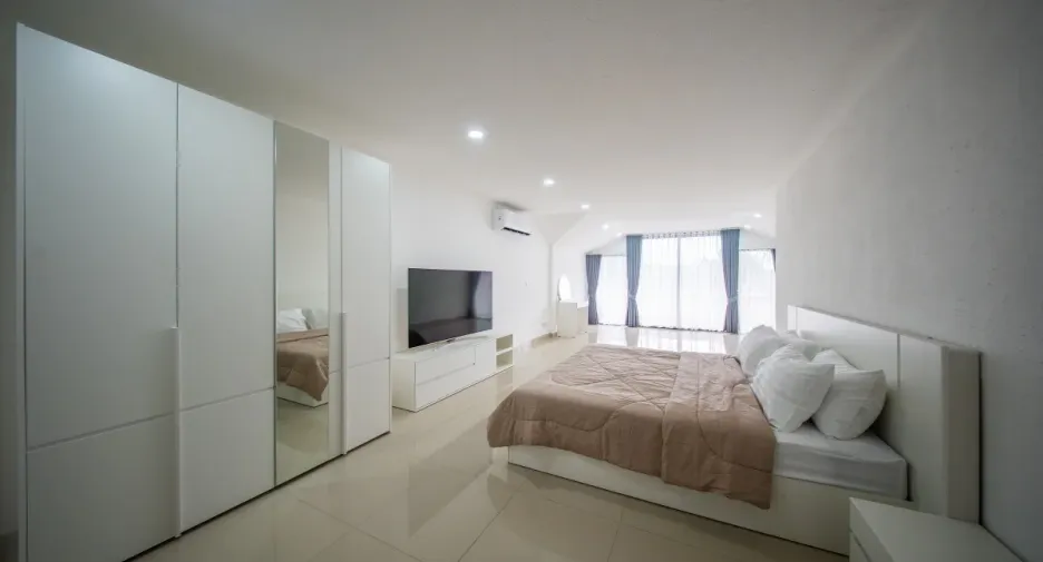 For sale 4 bedrooms house in East Pattaya, Pattaya