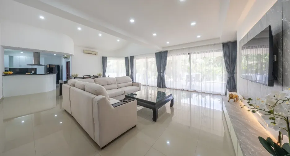 For sale 4 bedrooms house in East Pattaya, Pattaya