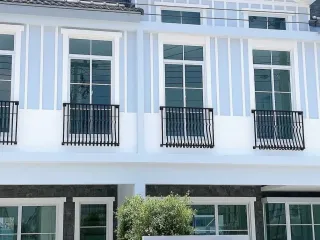 À louer 3 chambres maison de ville à Prawet, Bangkok