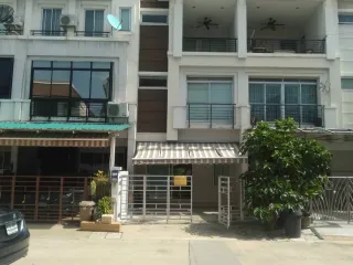À louer 3 chambres maison à Chatuchak, Bangkok