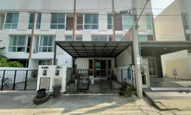 À vendre et à louer 3 chambres maison de ville à Lat Krabang, Bangkok