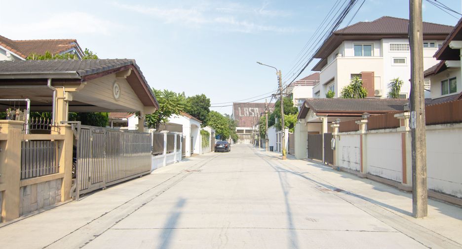 For sale 4 bedrooms house in Bang Na, Bangkok