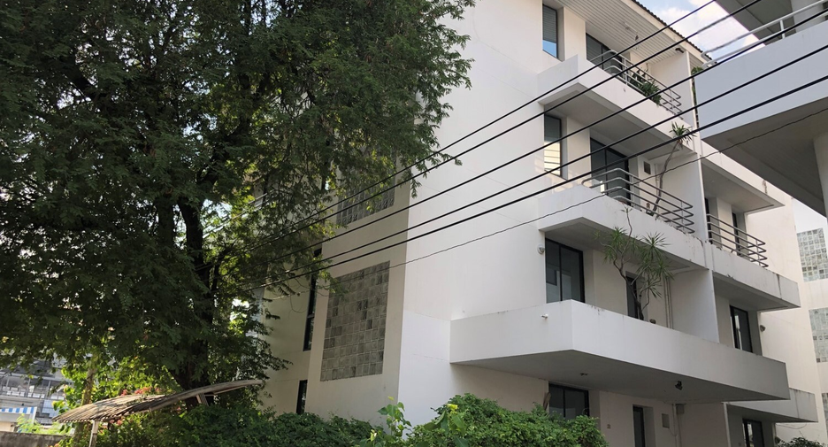 For sale 4 bedrooms townhouse in Suan Luang, Bangkok