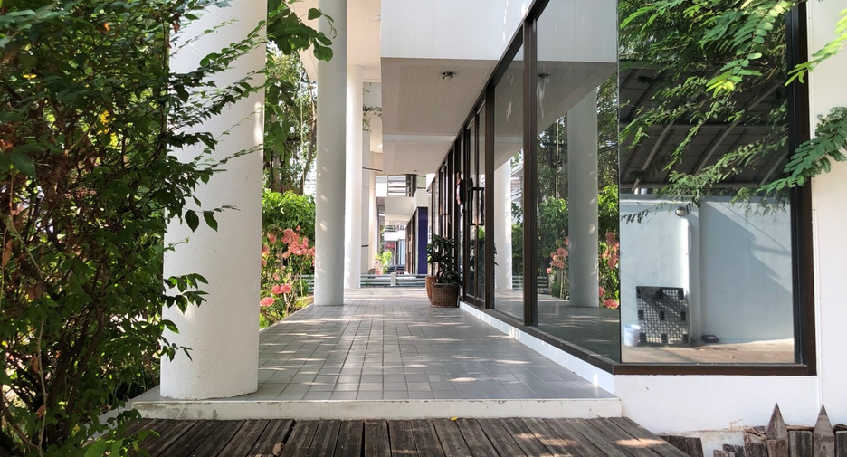 For sale 4 bedrooms townhouse in Suan Luang, Bangkok