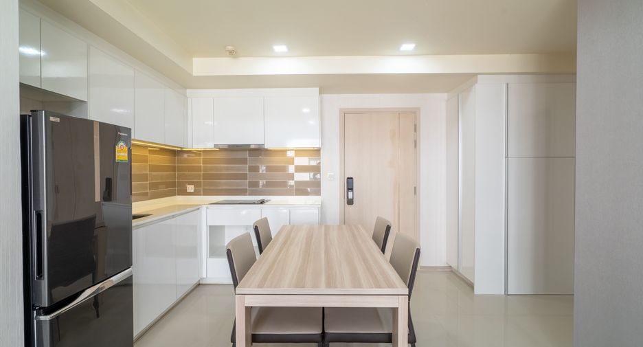 For sale 2 bedrooms condo in Huai Khwang, Bangkok