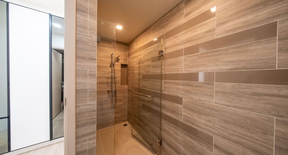 For sale 2 bedrooms condo in Huai Khwang, Bangkok