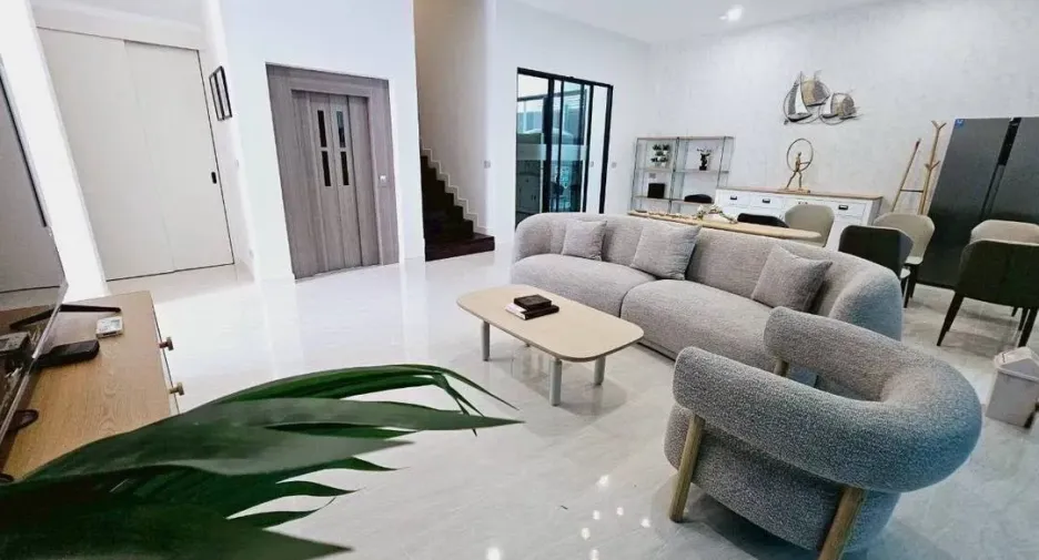 For rent 5 bedrooms house in Bang Kapi, Bangkok