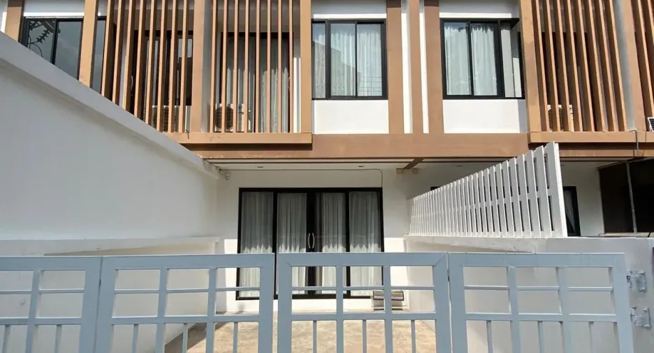For rent 4 bedrooms townhouse in Ko Samui, Surat Thani
