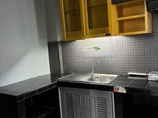 Casa adosada en alquiler de 3 habitaciones en Huai Khwang, Bangkok