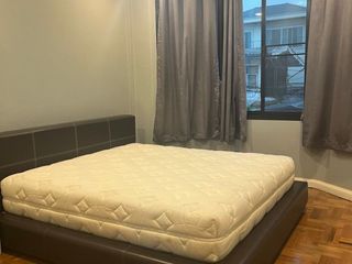 Casa adosada en alquiler de 3 habitaciones en Huai Khwang, Bangkok
