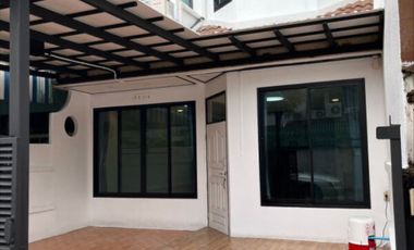 For rent 3 bedrooms townhouse in Huai Khwang, Bangkok