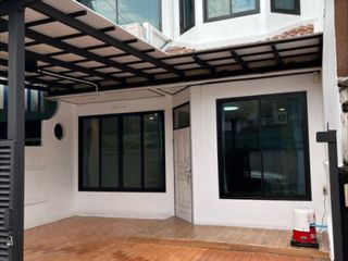 Casa adosada en alquiler de 3 habitaciones en Huai Khwang, Bangkok