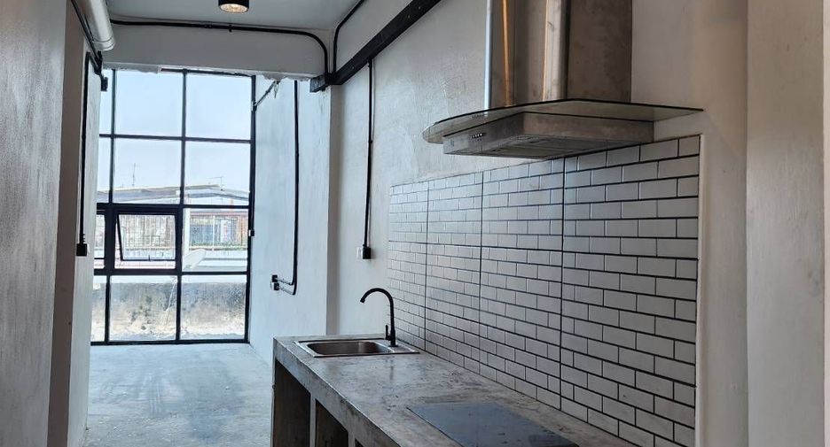 For sale 6 bedrooms retail Space in Bangkok Yai, Bangkok