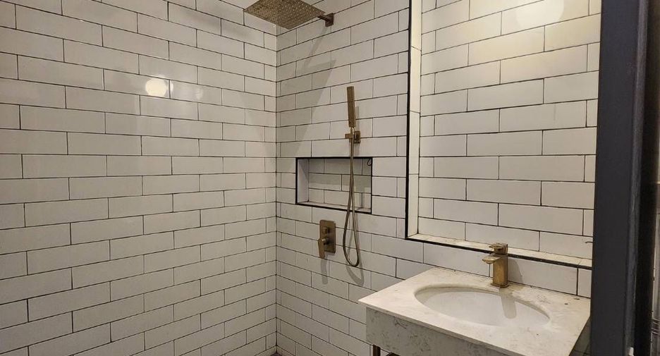 For sale 6 bedrooms retail Space in Bangkok Yai, Bangkok