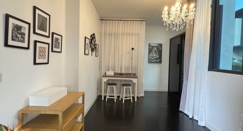 For rent 5 bedrooms house in Bang Kapi, Bangkok
