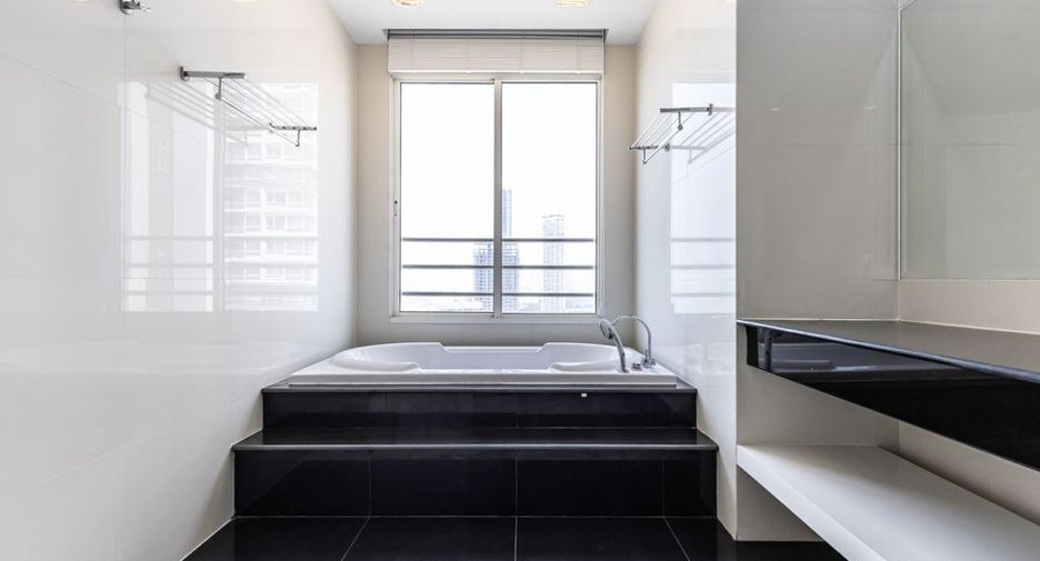 For sale 2 bedrooms condo in Jomtien, Pattaya