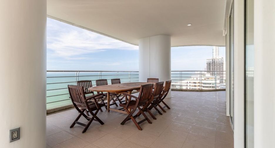 For sale 3 bedrooms condo in Jomtien, Pattaya