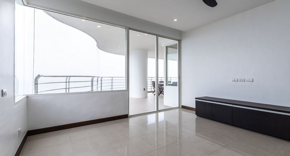 For sale 3 bedrooms condo in Jomtien, Pattaya