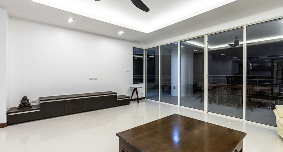 For sale 3 bedrooms condo in Jomtien, Pattaya