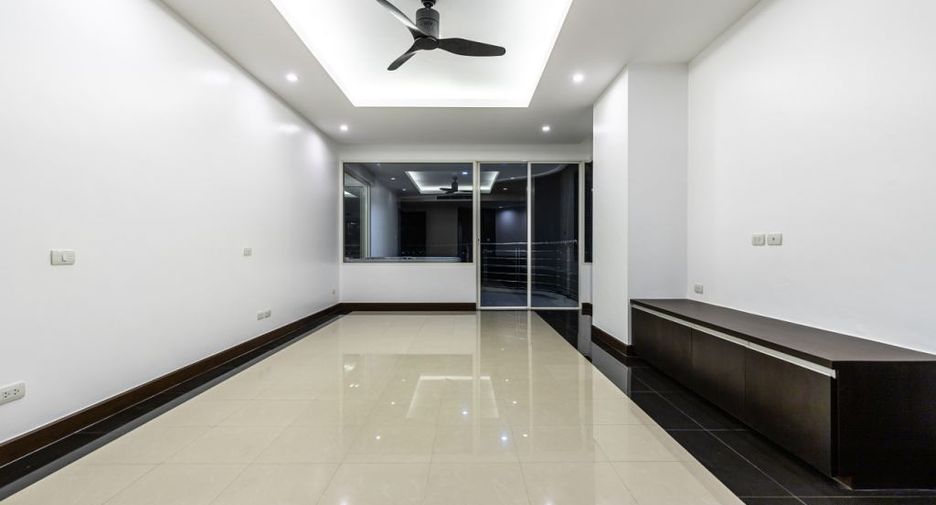 For sale 3 bedrooms condo in Jomtien, Pattaya