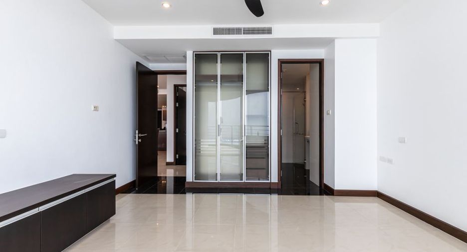 For sale 3 bedrooms condo in Jomtien, Pattaya