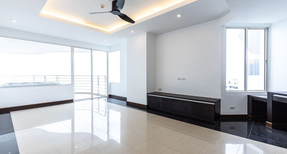 For sale 3 bedrooms condo in Jomtien, Pattaya