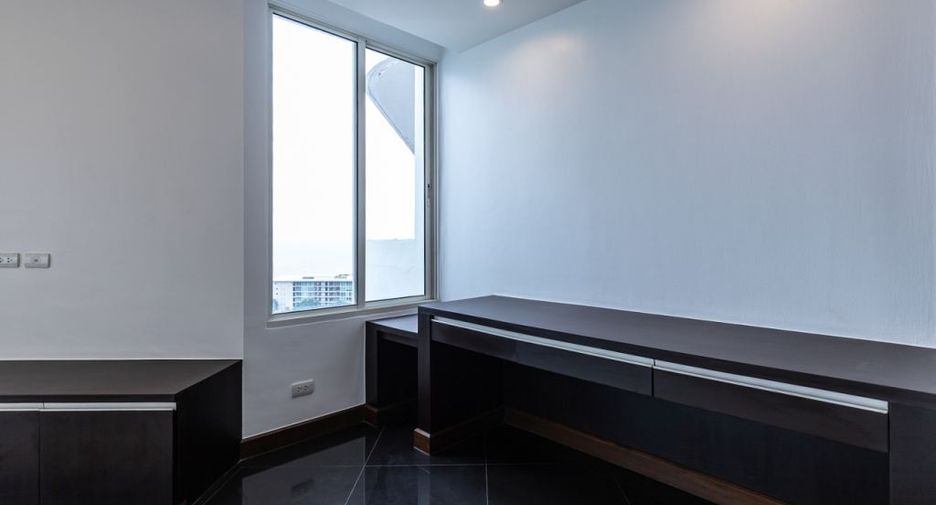 For sale 3 bedrooms condo in Jomtien, Pattaya