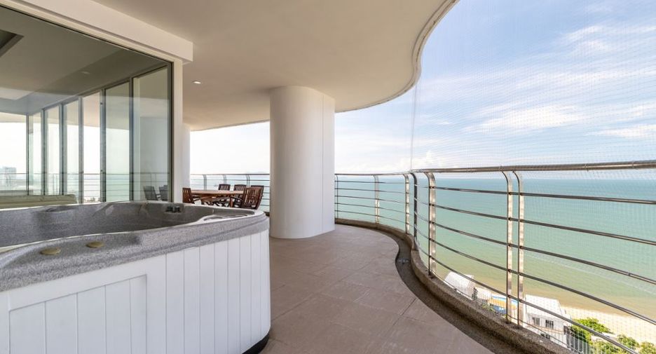 For sale 3 bedrooms condo in Jomtien, Pattaya