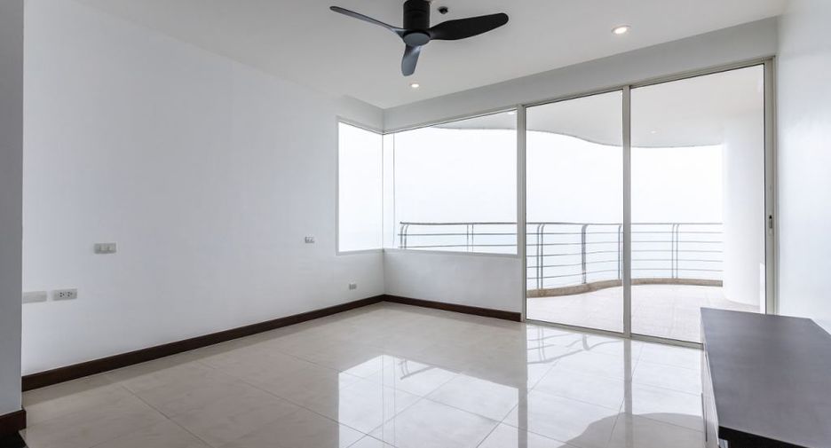 For sale 3 bedrooms condo in Jomtien, Pattaya