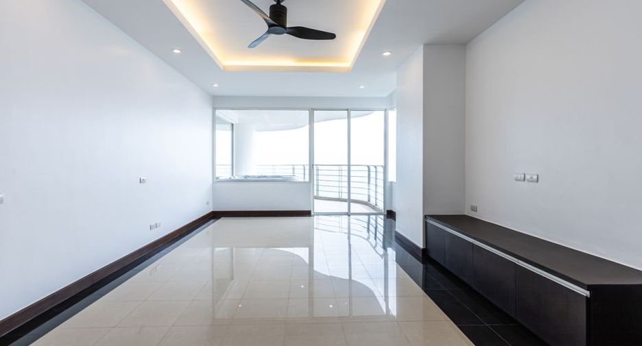 For sale 3 bedrooms condo in Jomtien, Pattaya