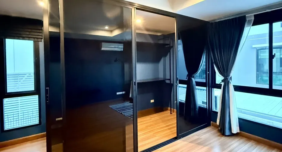 For sale 4 bedrooms townhouse in Bang Kapi, Bangkok