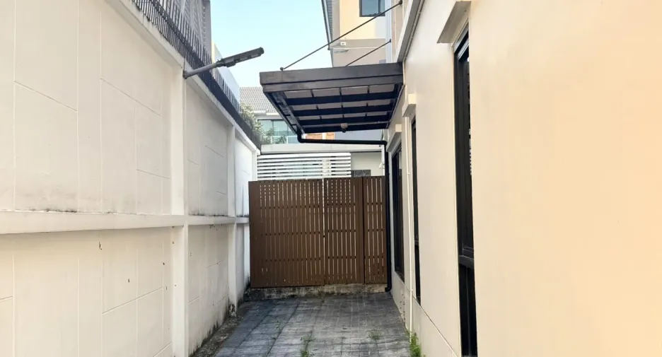 For sale 4 bedrooms townhouse in Bang Kapi, Bangkok